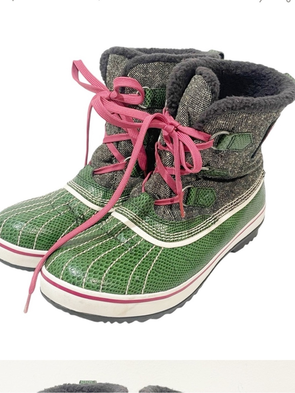 Women’s size 8 Green Waterproof Winter Boots with Pink Laces